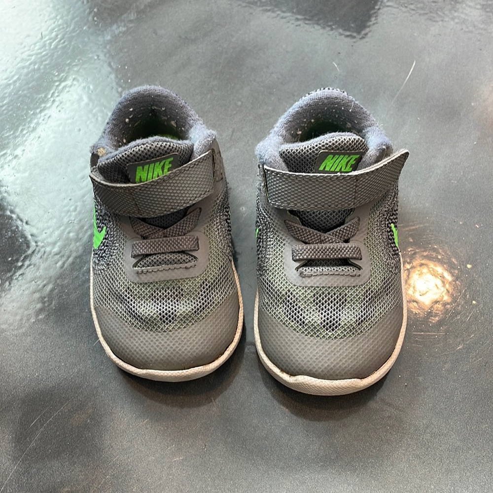 Nike toddler tennis shoes size 5